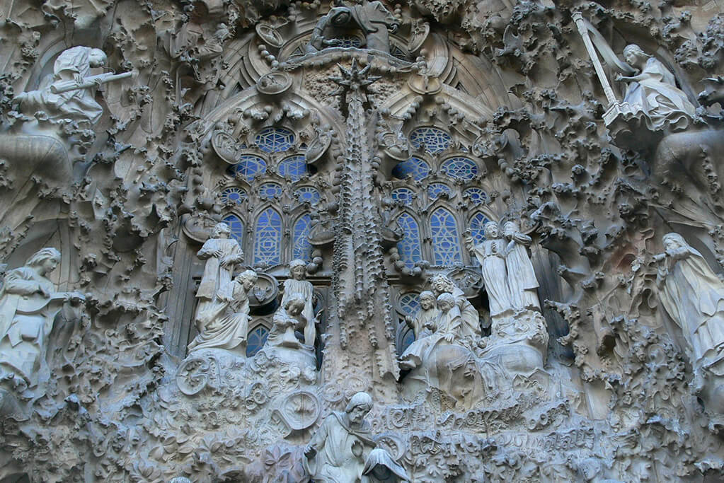 Старинный фасад Саграда Фамилия (La Sagrada Familia от исп. Храм Святого Семейства)